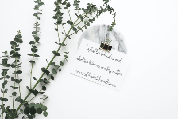 Glistening Font preview 3